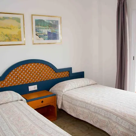 Charlys Hotel 2*